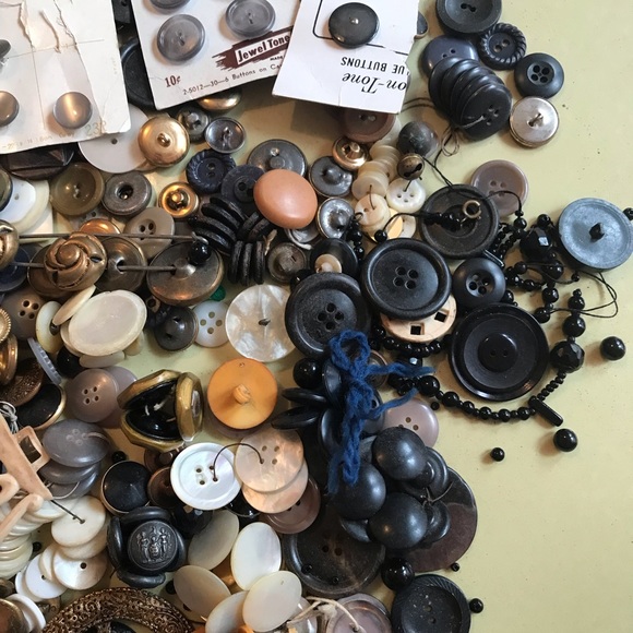 Huge Lot Of Vintage Buttons ~ Brass, Wood, Mother Of Pearl Etc. - Picture 4 of 9